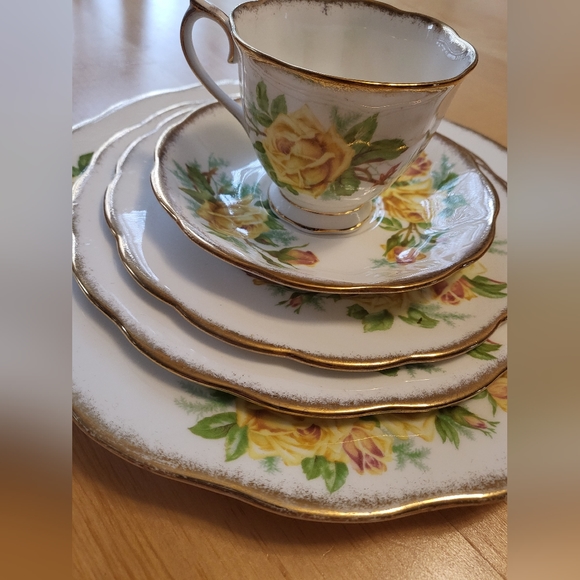 Royal Albert Yellow Tea Rose 5 Piece Set - Picture 2 of 7